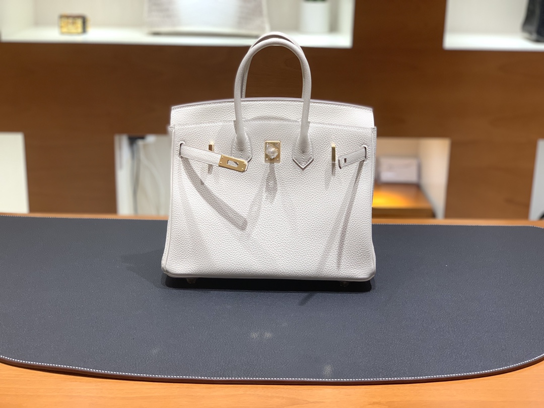 Hermès（爱马仕）Birkin 铂金包 Togo 奶昔白 金扣 25cm