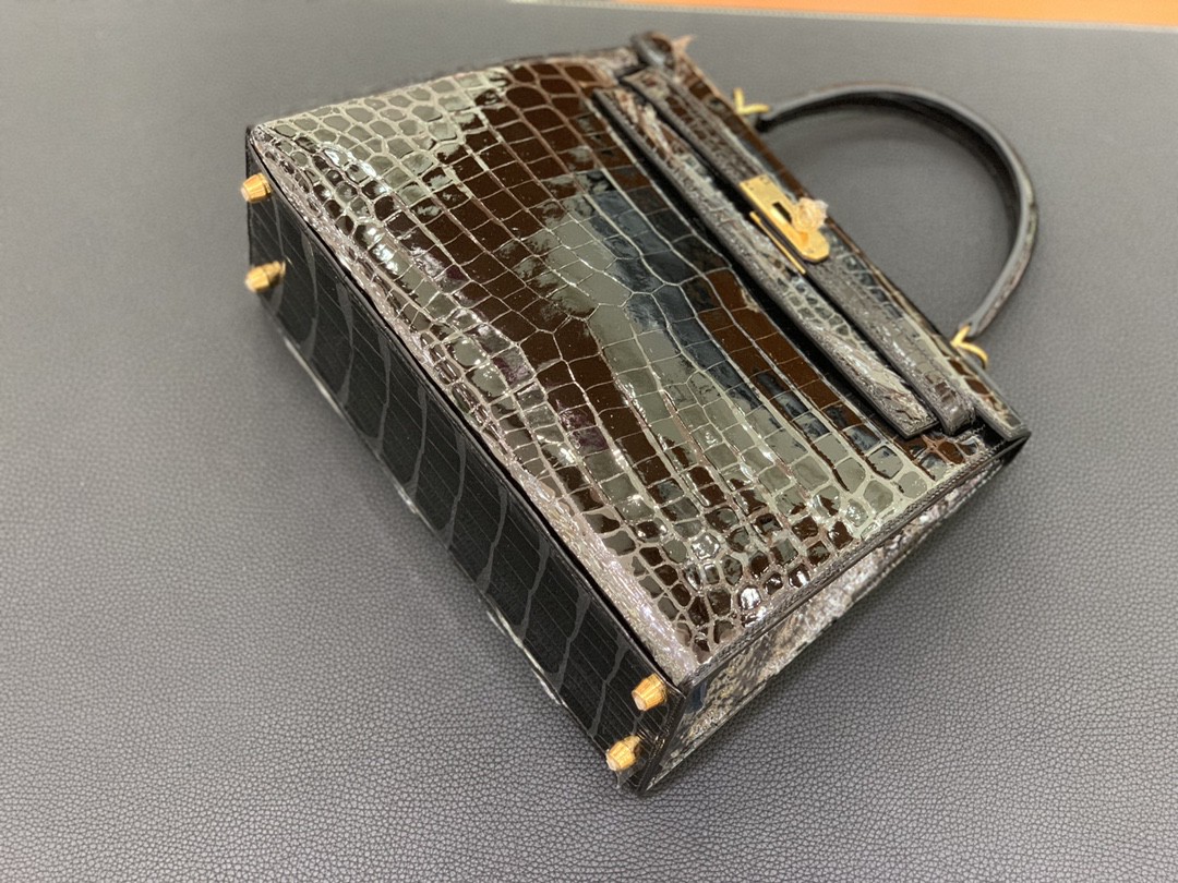 Hermès（爱马仕）Kelly 凯莉包 亮面尼罗鳄 黑色 金扣 28cm