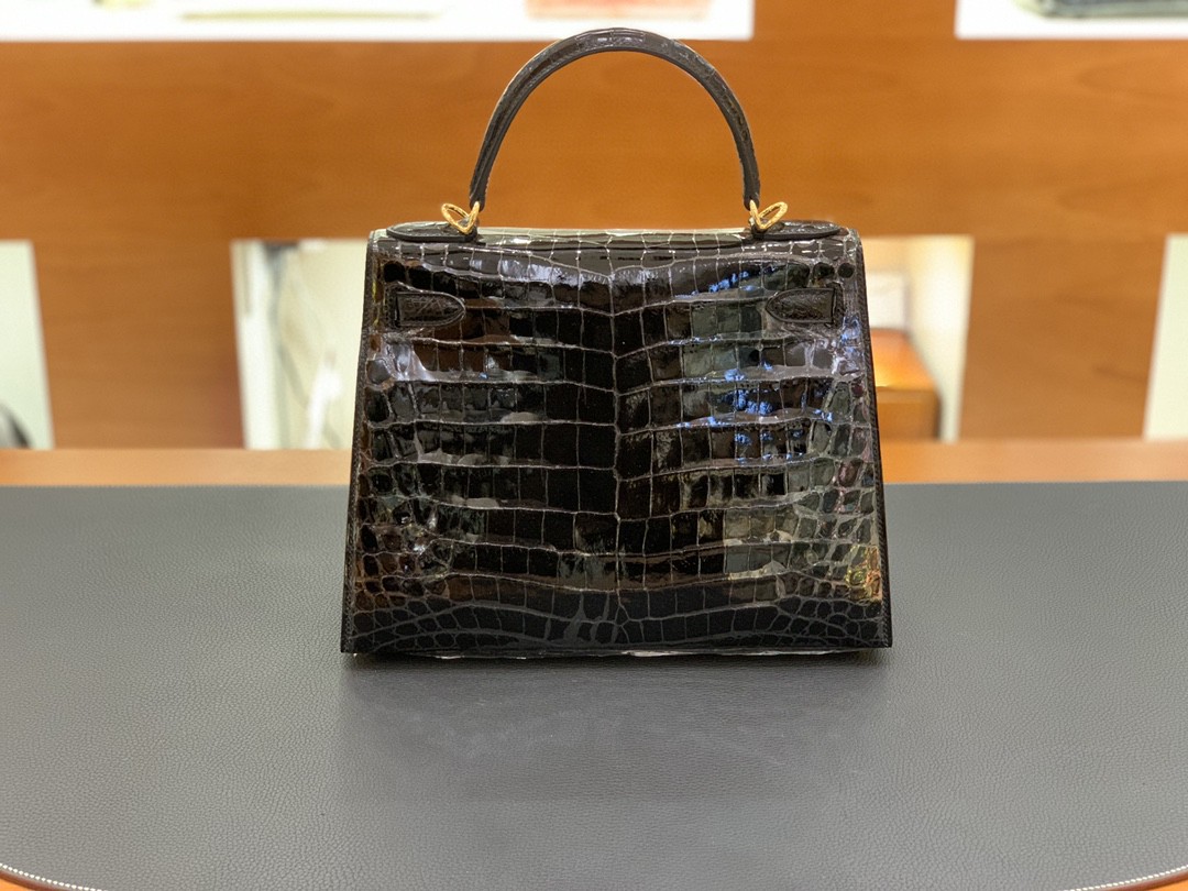 Hermès（爱马仕）Kelly 凯莉包 亮面尼罗鳄 黑色 金扣 28cm