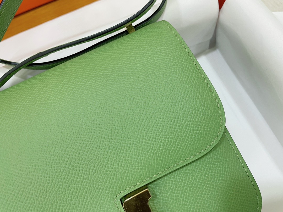 Hermès（爱马仕）Constance 康康 epsom 牛油果绿 金扣 19cm