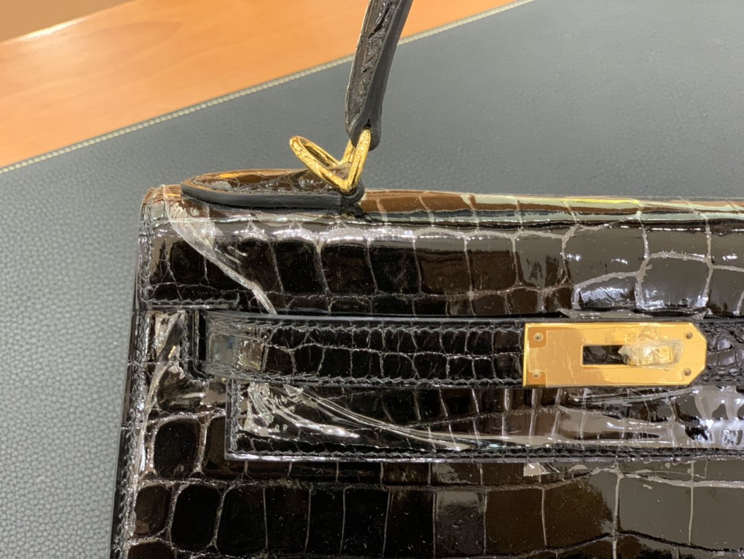 Hermès（爱马仕）Kelly 凯莉包 亮面尼罗鳄 黑色 金扣 28cm