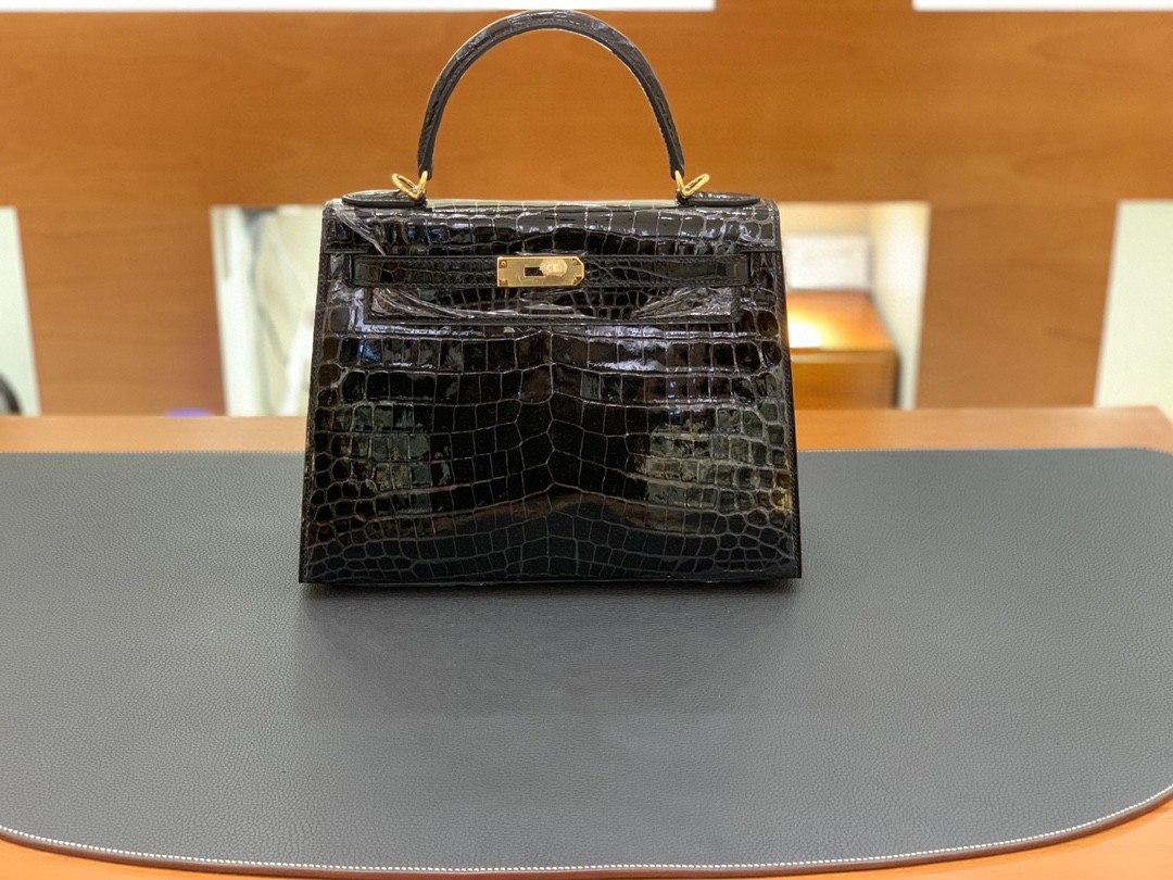 Hermès（爱马仕）Kelly 凯莉包 亮面尼罗鳄 黑色 金扣 28cm