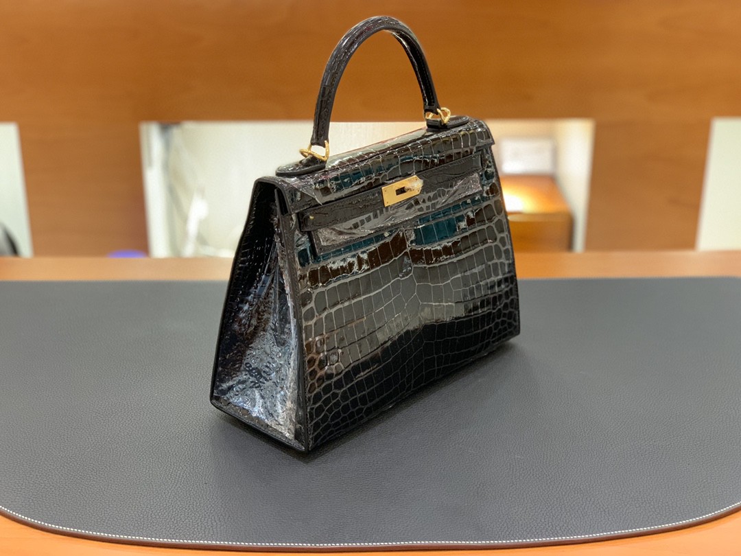 Hermès（爱马仕）Kelly 凯莉包 亮面尼罗鳄 黑色 金扣 28cm