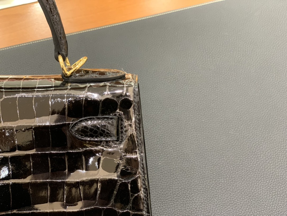 Hermès（爱马仕）Kelly 凯莉包 亮面尼罗鳄 黑色 金扣 28cm