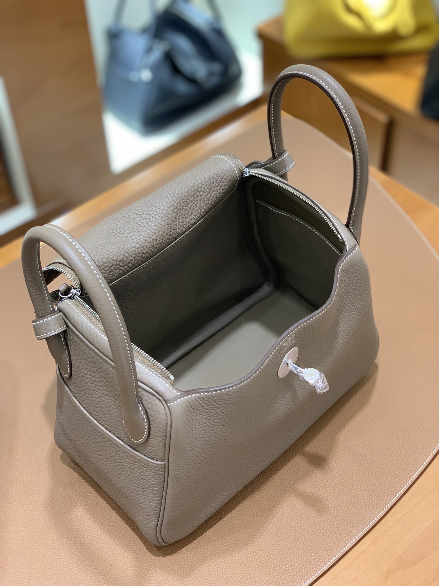 Hermès（爱马仕）Lindy 琳迪包 TC皮 大象灰 银扣 26cm