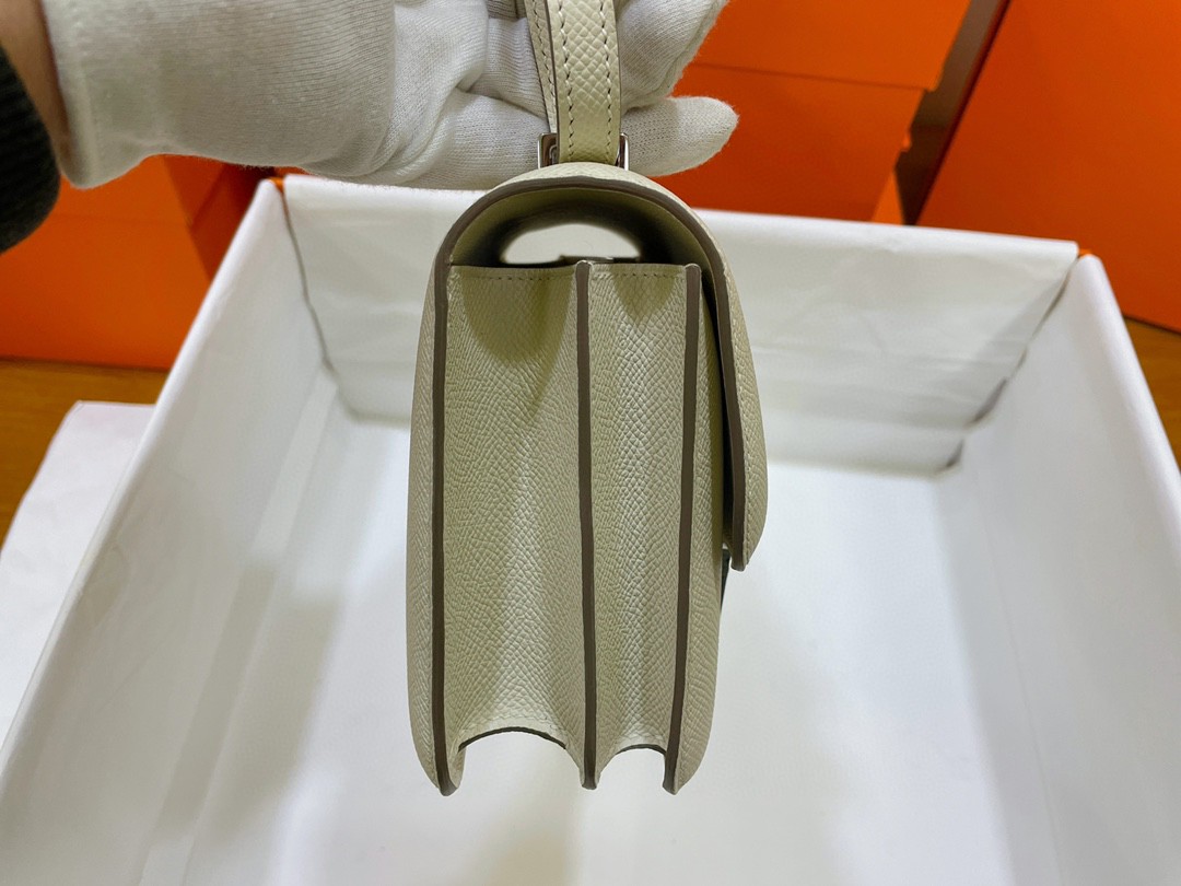 Hermès（爱马仕）Constance 康康 epsom 奶昔白 鳄鱼拼蜥蜴扣 银扣 19cm