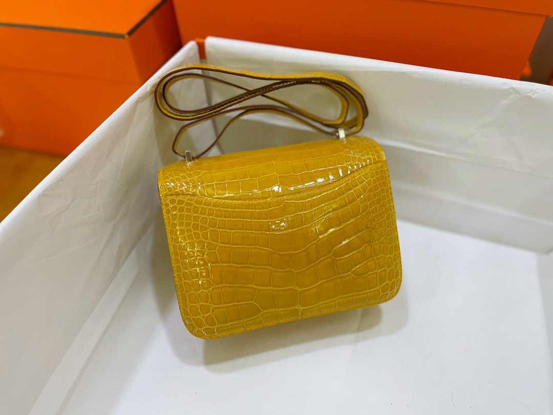 Hermès（爱马仕）Constance 康康 亮面美洲鳄 琥珀黄 银扣 19cm