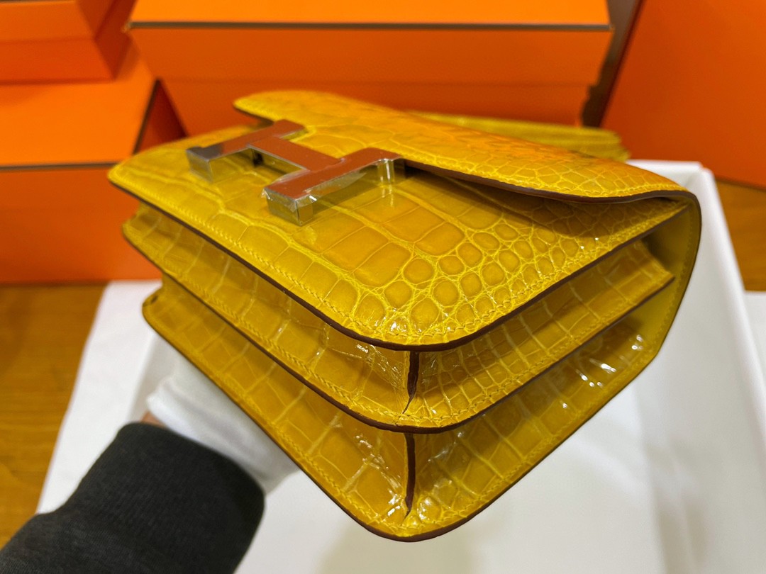 Hermès（爱马仕）Constance 康康 亮面美洲鳄 琥珀黄 银扣 19cm