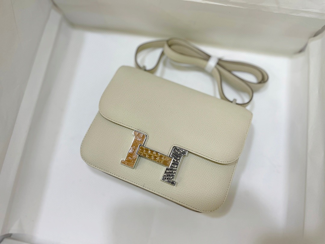 Hermès（爱马仕）Constance 康康 epsom 奶昔白 鳄鱼拼蜥蜴扣 银扣 19cm