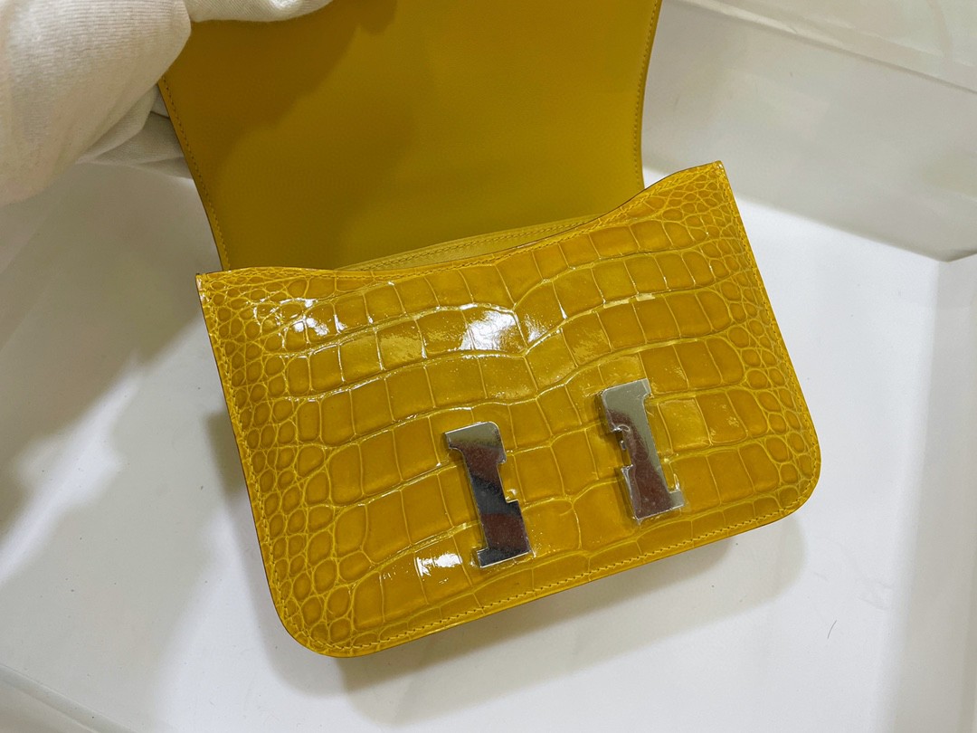 Hermès（爱马仕）Constance 康康 亮面美洲鳄 琥珀黄 银扣 19cm