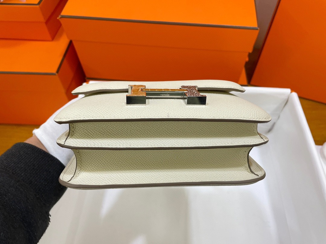 Hermès（爱马仕）Constance 康康 epsom 奶昔白 鳄鱼拼蜥蜴扣 银扣 19cm