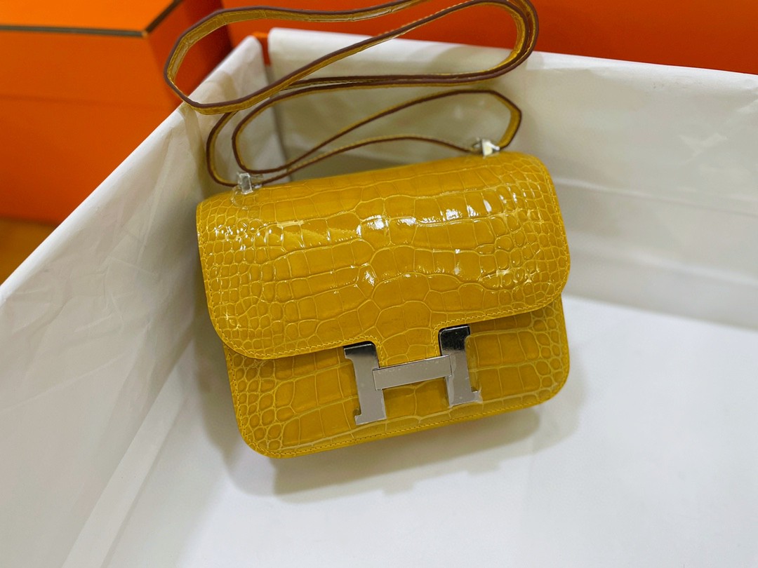 Hermès（爱马仕）Constance 康康 亮面美洲鳄 琥珀黄 银扣 19cm