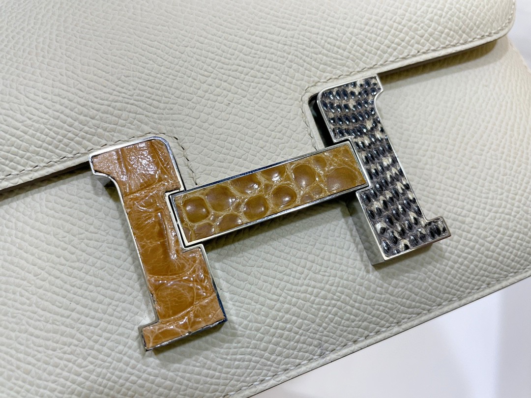 Hermès（爱马仕）Constance 康康 epsom 奶昔白 鳄鱼拼蜥蜴扣 银扣 19cm