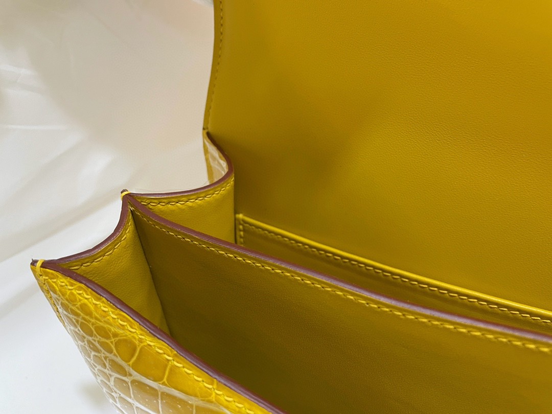 Hermès（爱马仕）Constance 康康 亮面美洲鳄 琥珀黄 银扣 19cm