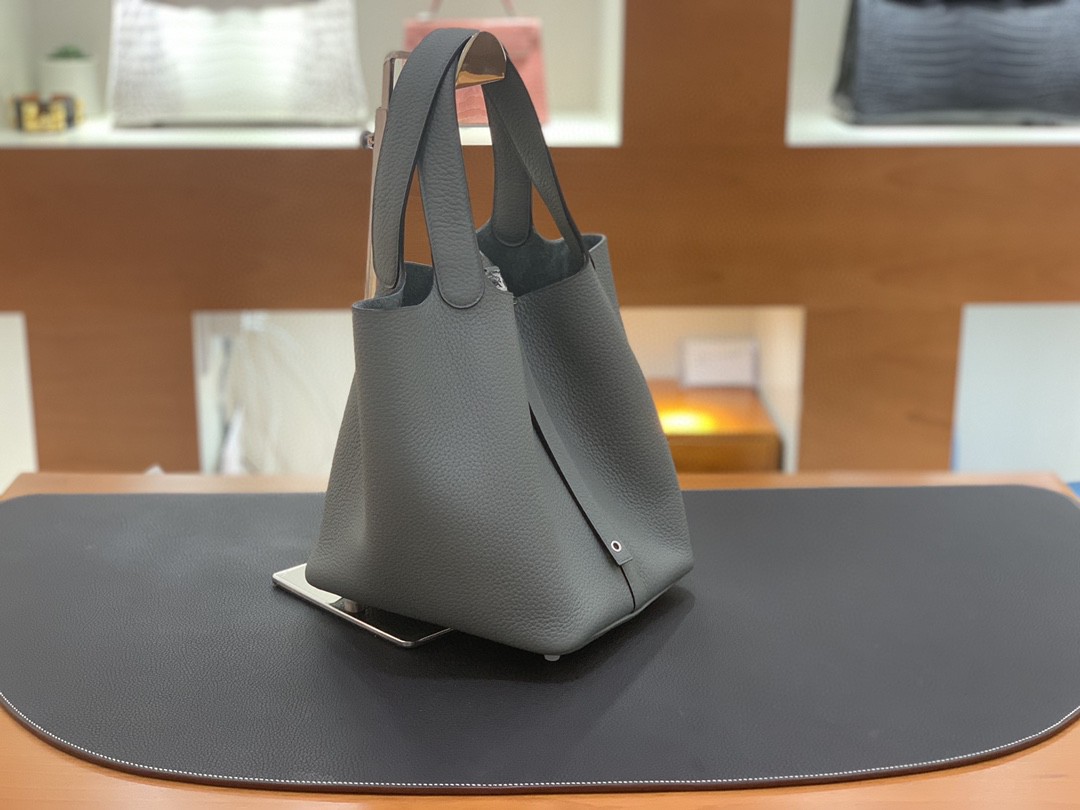 Hermès（爱马仕）Picotin 菜篮子 TC 杏仁绿 银扣 22cm