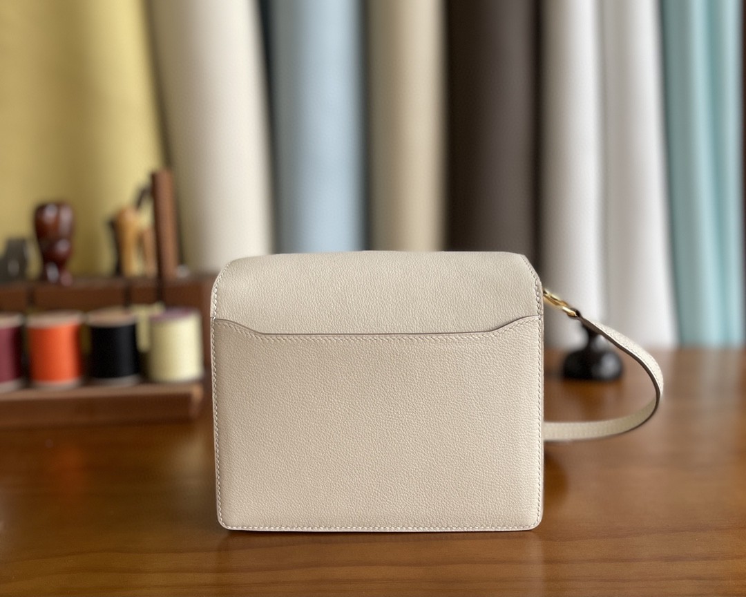 Hermès（爱马仕）Roulis 猪鼻子 evercolor 奶昔白 金扣 18cm