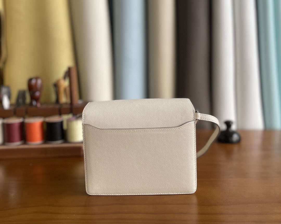 Hermès（爱马仕）Roulis 猪鼻子 evercolor 奶昔白 银扣 18cm