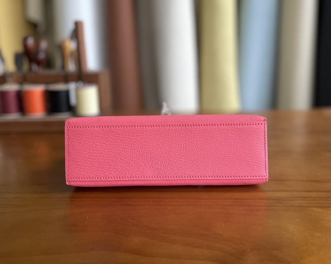 Hermès（爱马仕）mini kelly pochette 山羊皮 8w 新唇膏粉 银扣 22cm