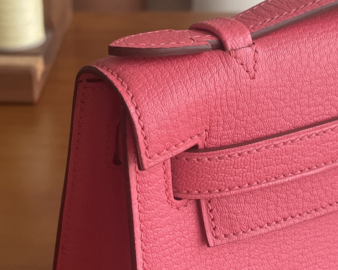 Hermès（爱马仕）mini kelly pochette 山羊皮 8w 新唇膏粉 金扣 22cm