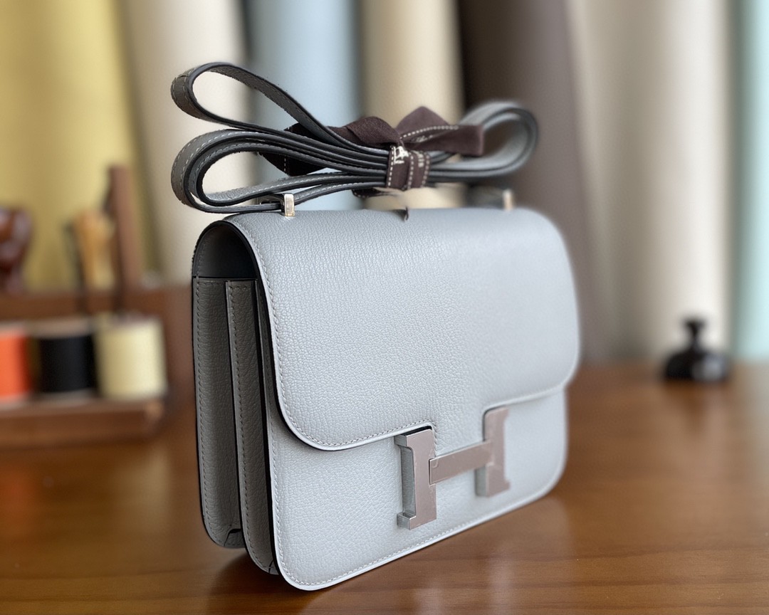 Hermès（爱马仕）Constance 空姐包 山羊皮 8U 冰川蓝 银扣 18cm