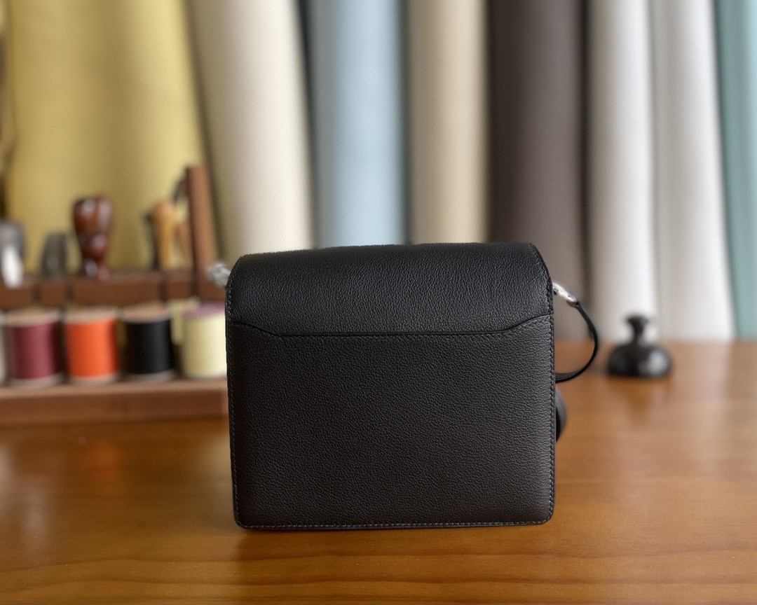 Hermès（爱马仕）Roulis 猪鼻子 evercolor 黑色 银扣 18cm