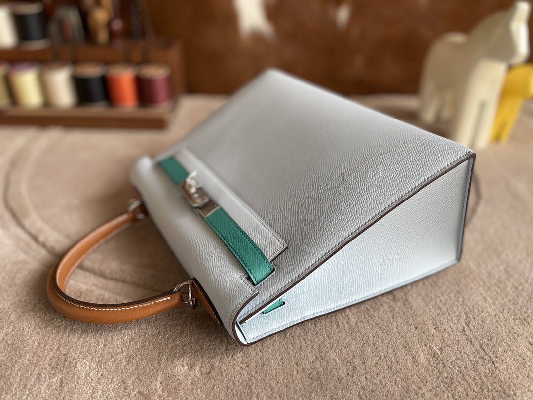 Hermès（爱马仕）Kelly 凯莉包 epsom w0 雾蓝 拼 o6 帝王绿 拼 金棕色 银扣 28cm