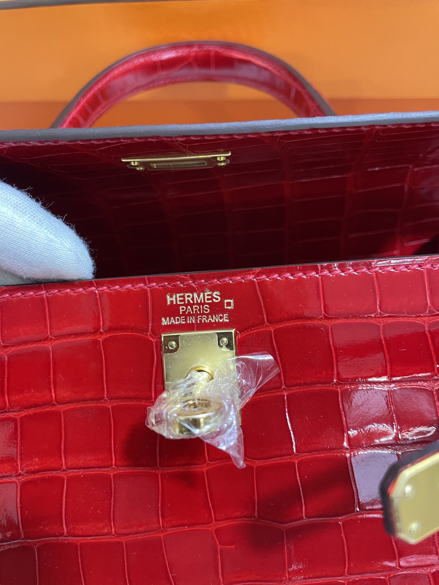 Hermès（爱马仕）Kelly 凯莉包 亮面美洲鳄 法拉利红 金扣 25cm