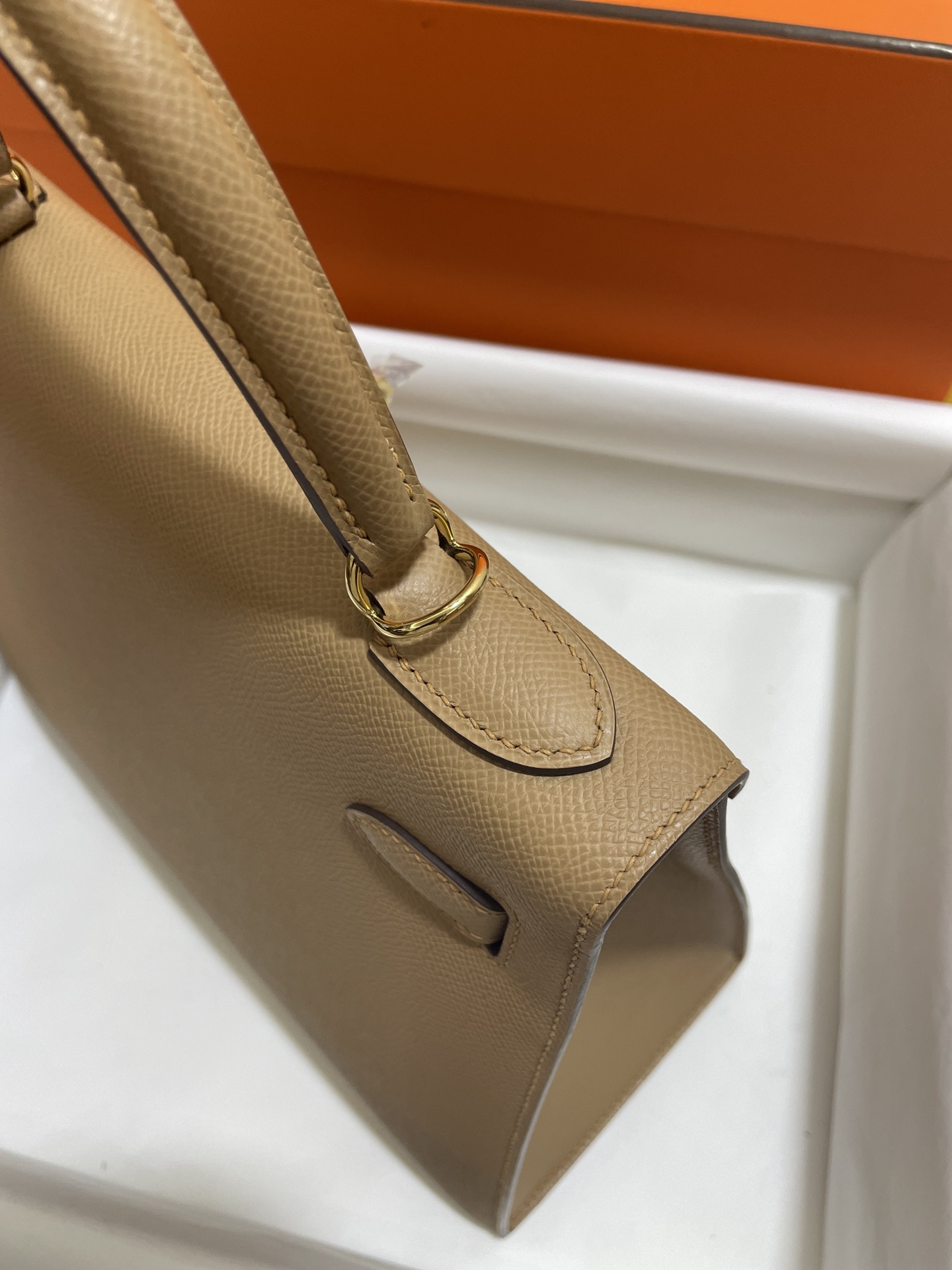 Hermès（爱马仕）kelly 凯莉包 epsom 0M 奶茶色 金扣 28cm