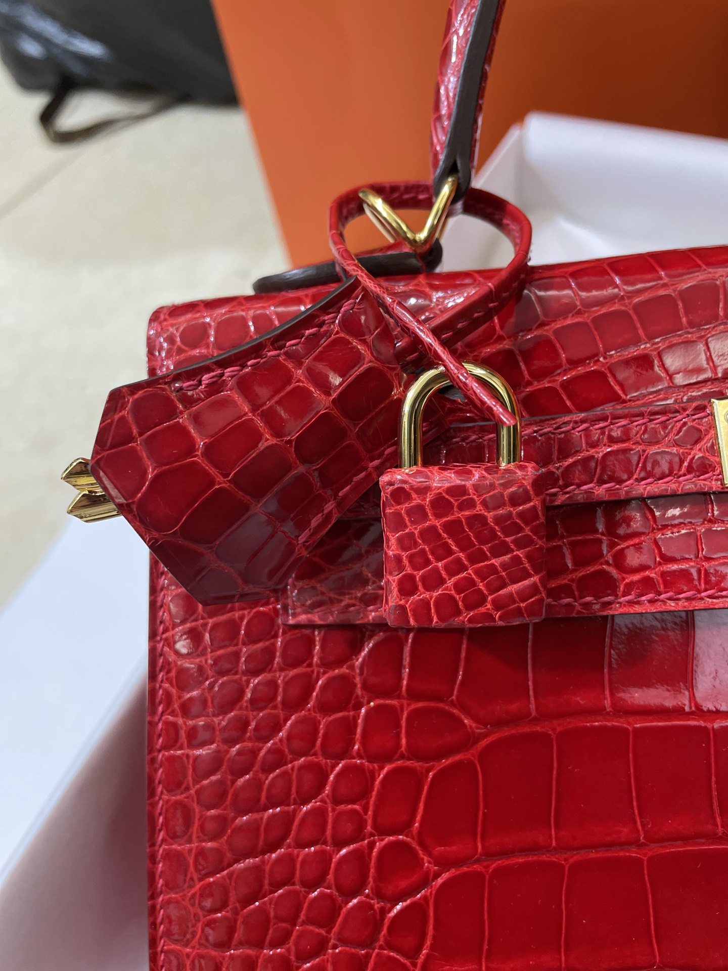Hermès（爱马仕）Kelly 凯莉包 亮面美洲鳄 法拉利红 金扣 25cm