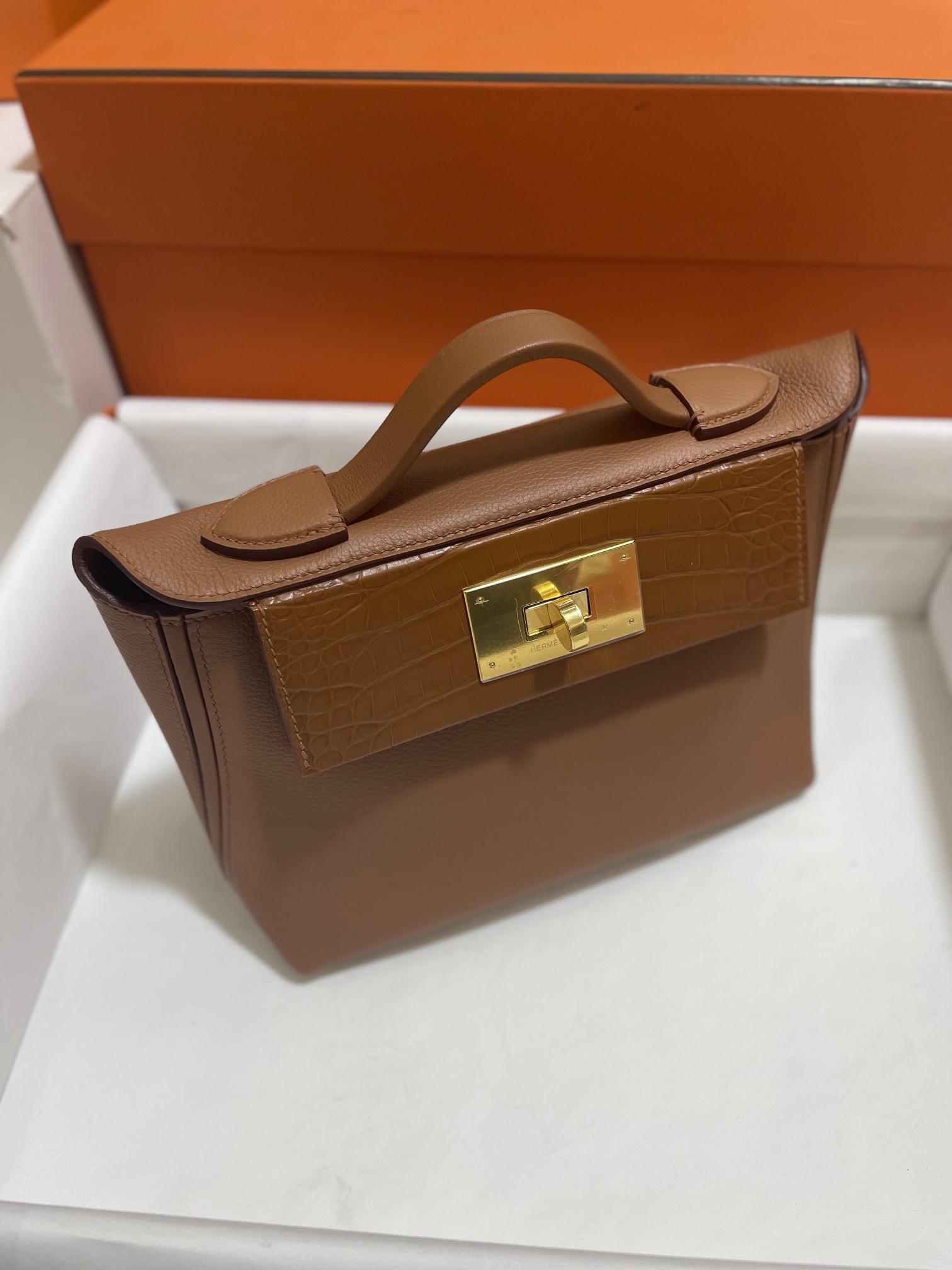 Hermès（爱马仕）Mini 2424 evercolor 拼 美洲鳄 金棕色 金扣 21cm
