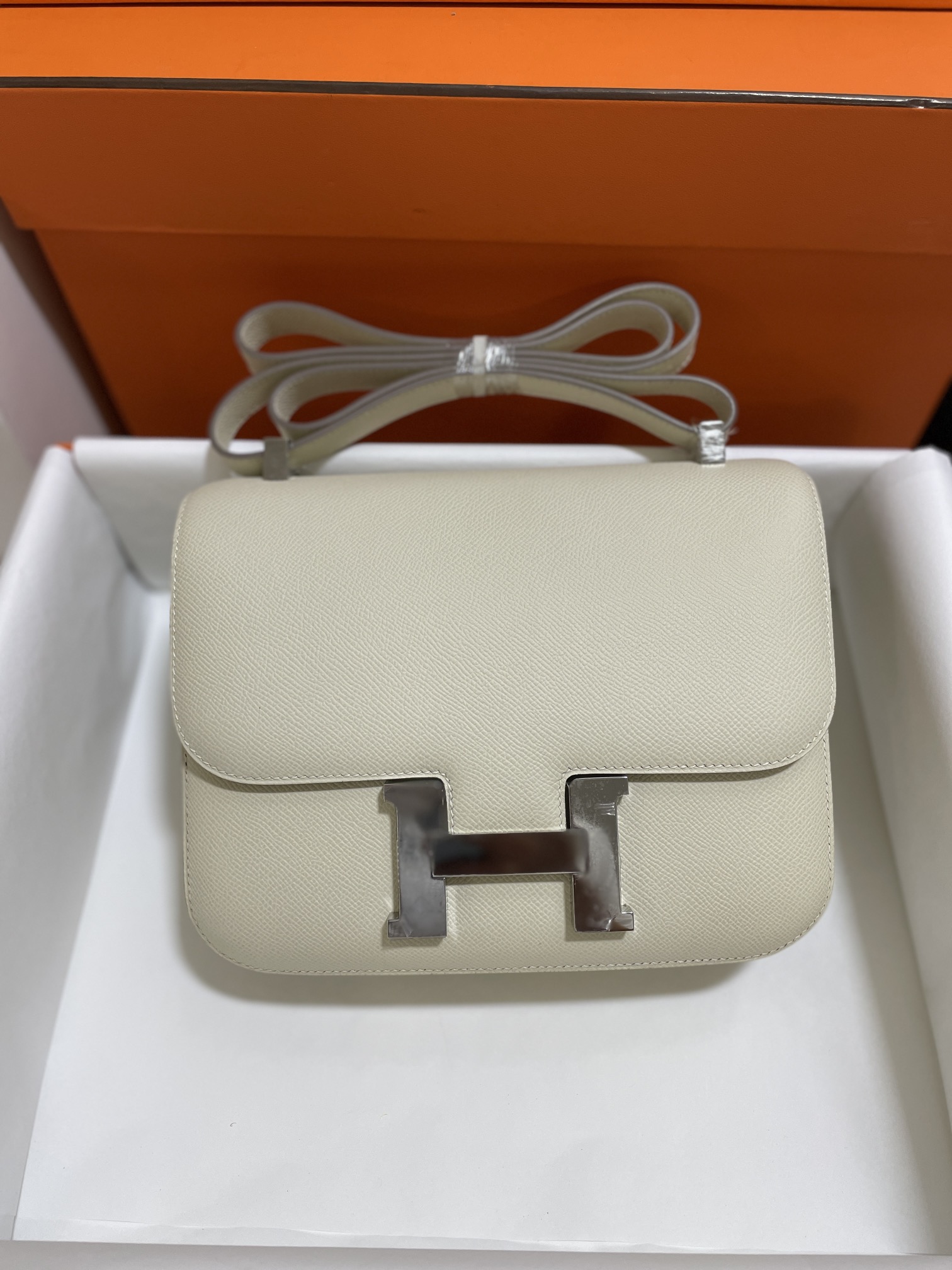 Hermès（爱马仕）Constance 康康 epsom 奶昔白 银扣 24cm