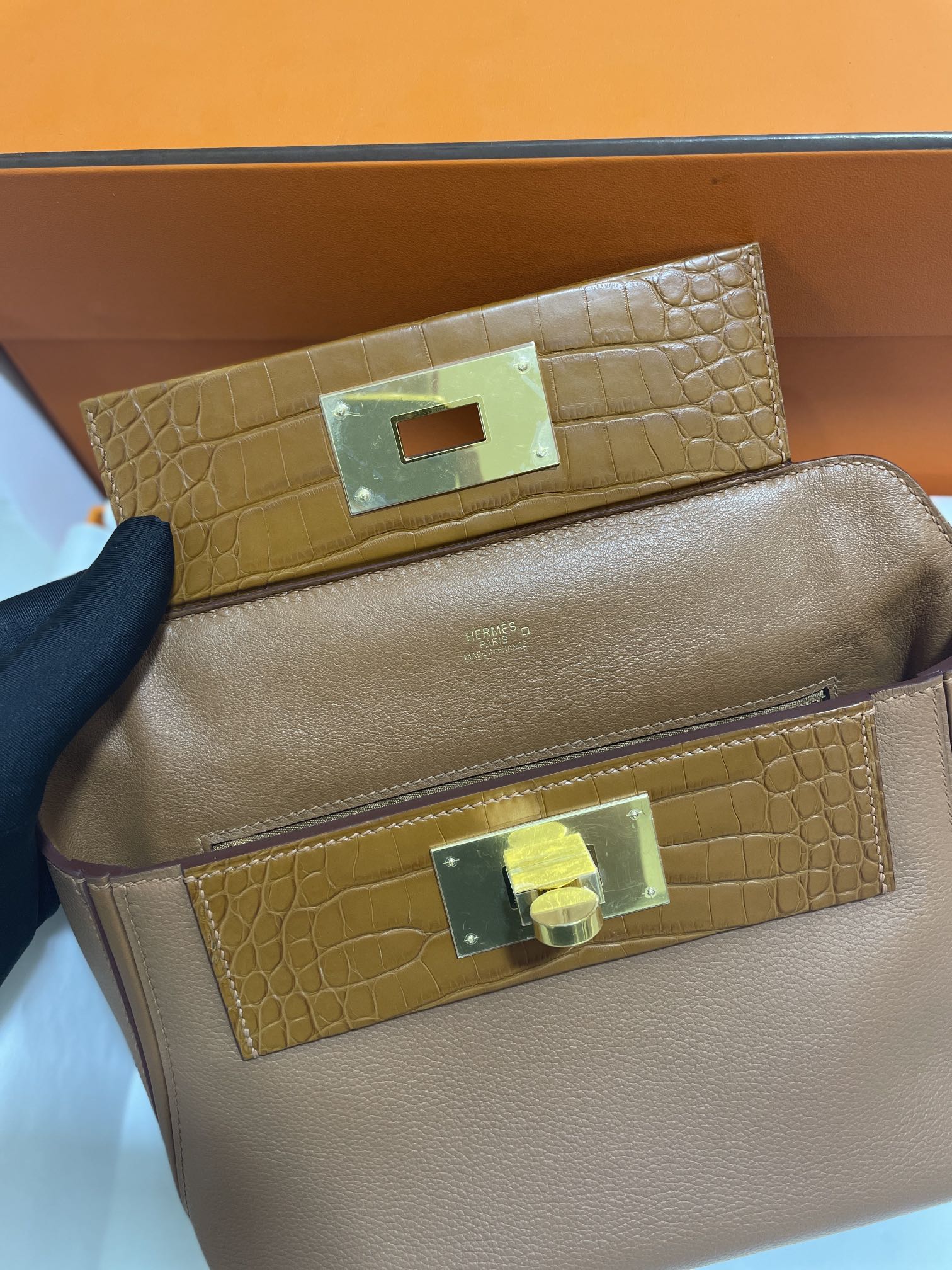 Hermès（爱马仕）Mini 2424 evercolor 拼 美洲鳄 金棕色 金扣 21cm