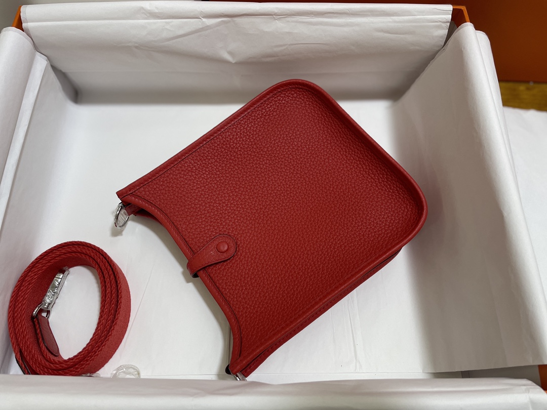 Hermès（爱马仕）Mini Evelyne 伊芙琳 TC 心红色 银扣 17cm