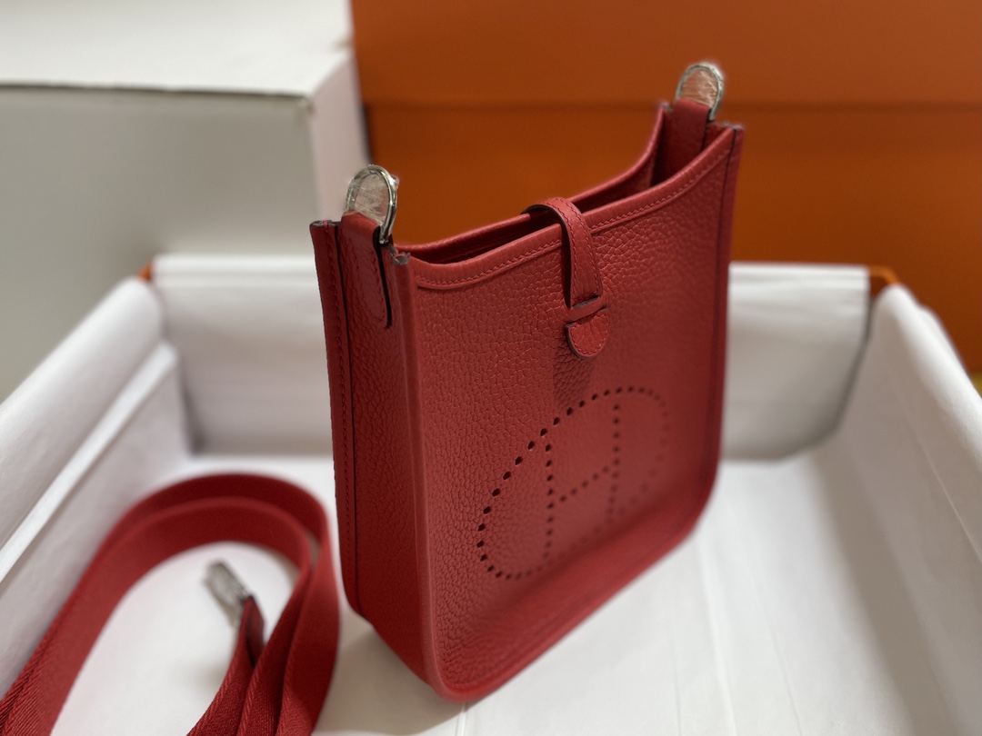 Hermès（爱马仕）Mini Evelyne 伊芙琳 TC 心红色 银扣 17cm