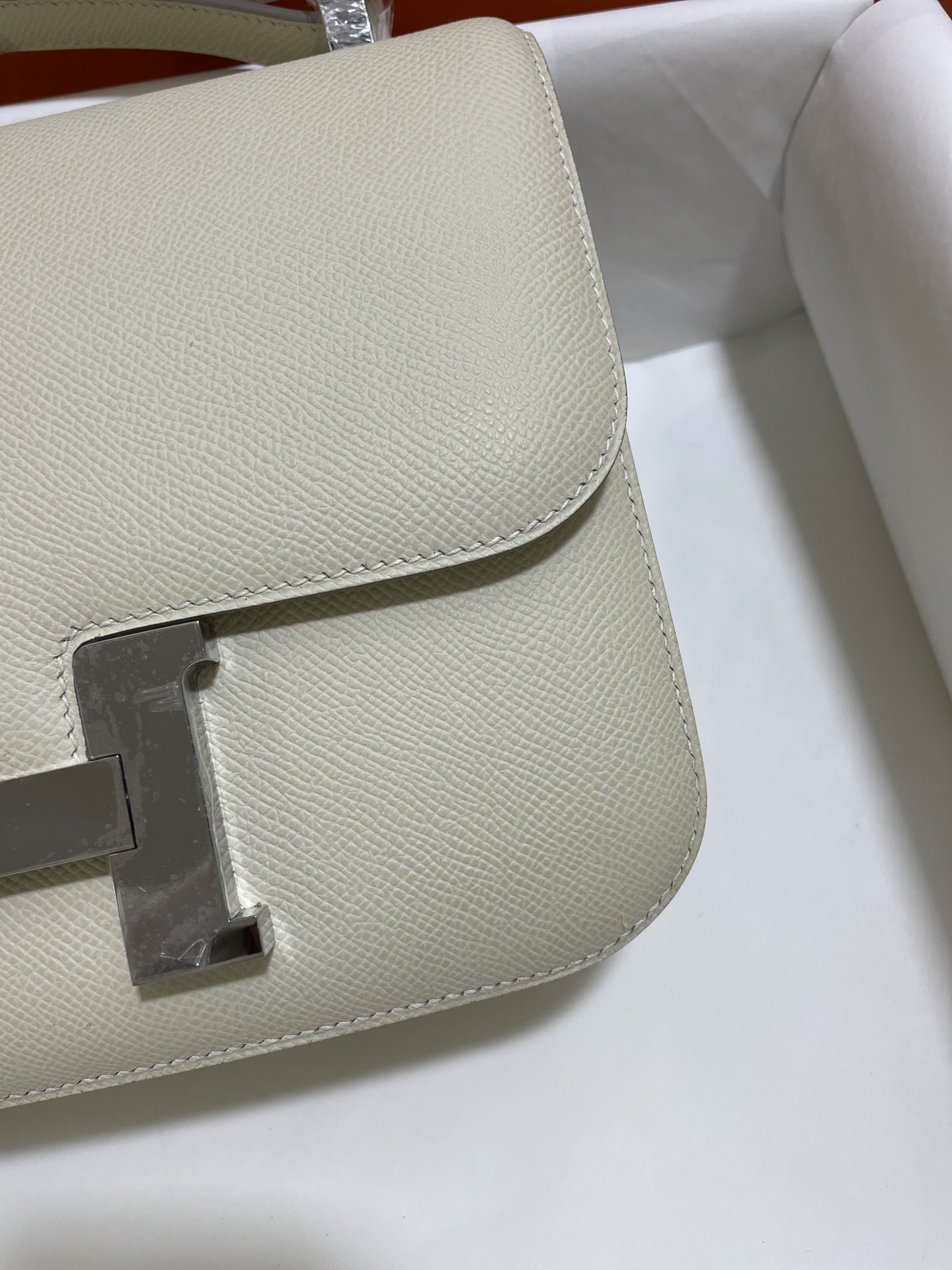 Hermès（爱马仕）Constance 康康 epsom 奶昔白 银扣 24cm