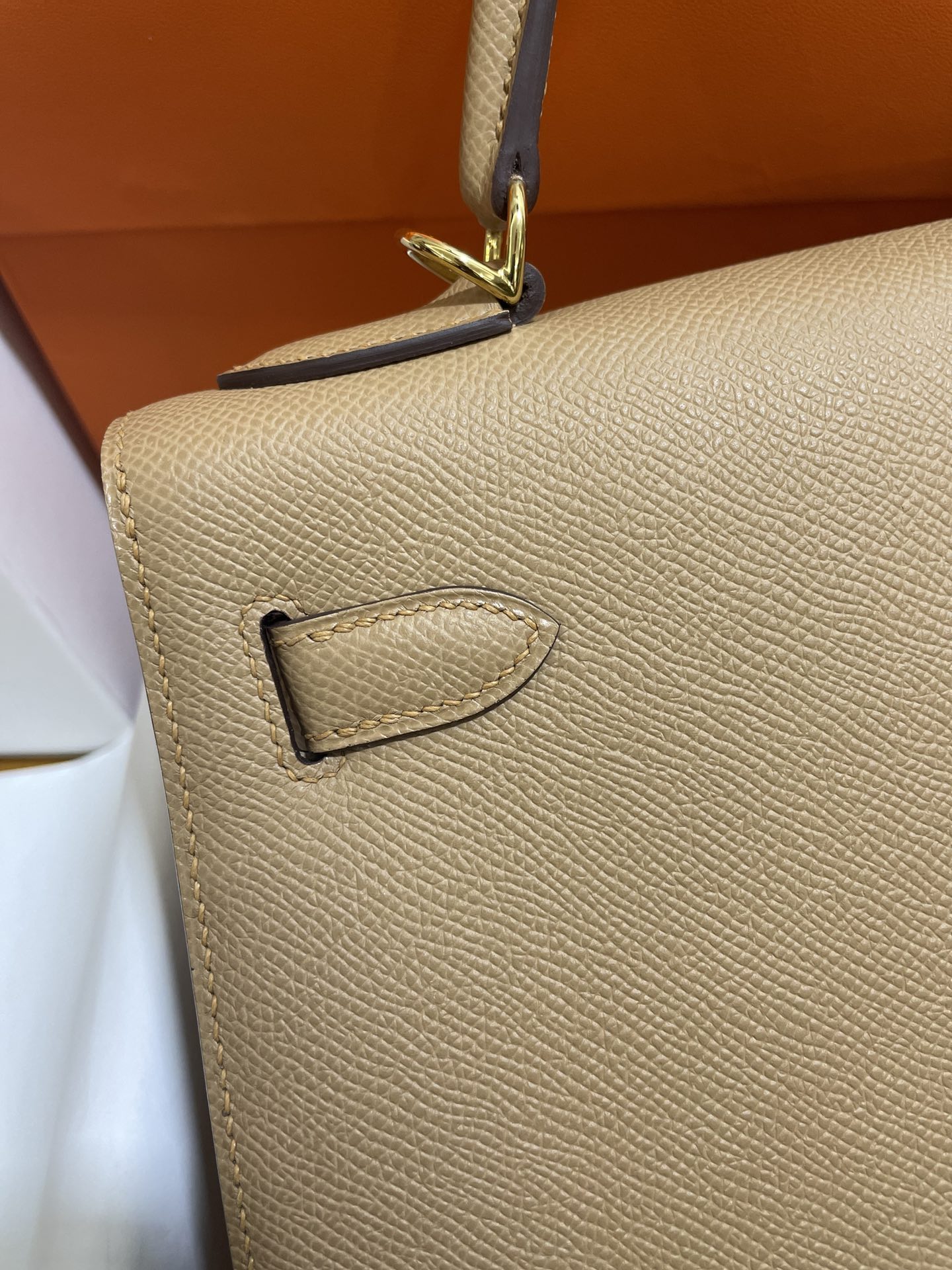 Hermès（爱马仕）kelly 凯莉包 epsom 0M 奶茶色 金扣 28cm