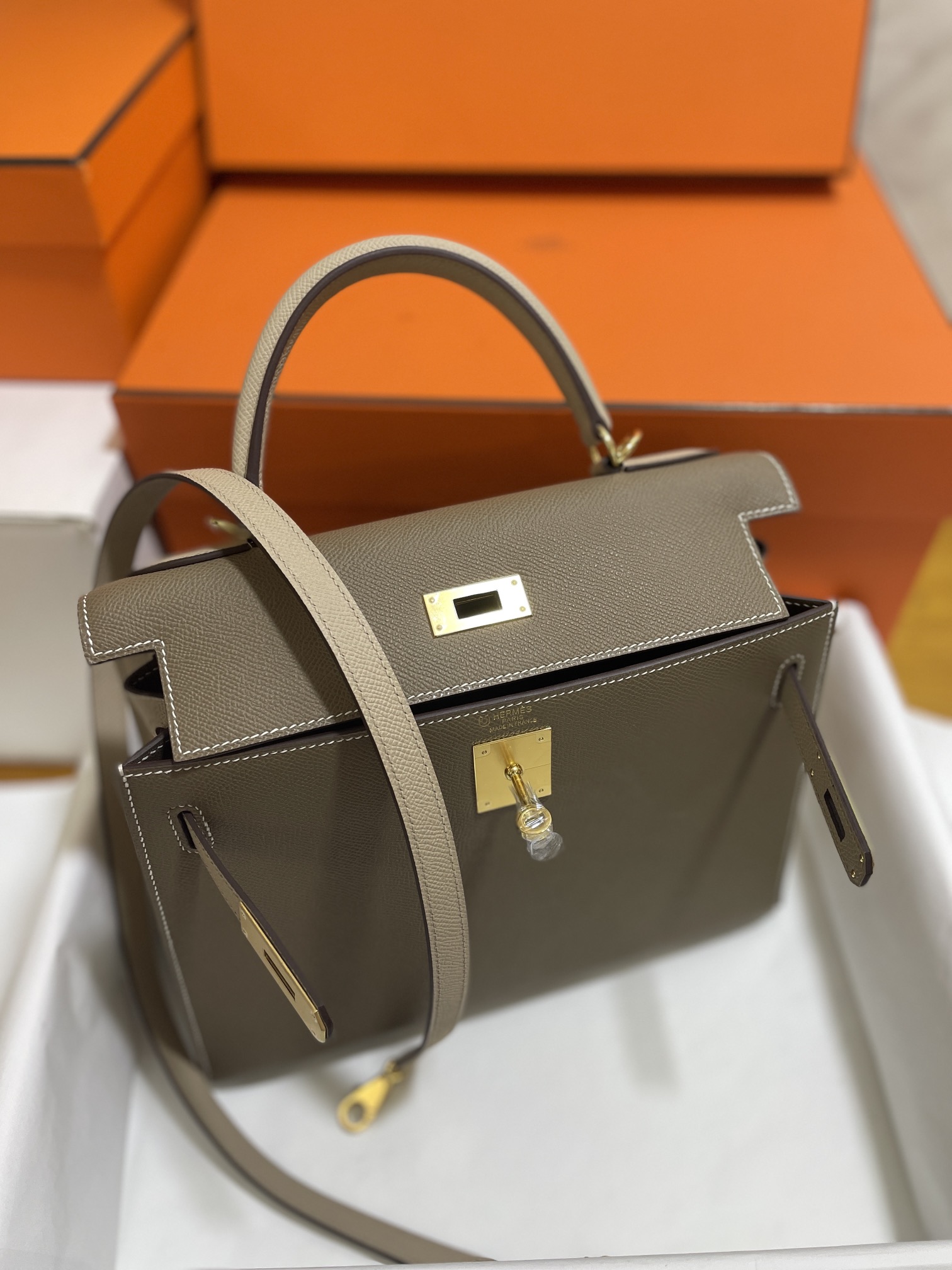 Hermès（爱马仕）kelly 凯莉包 epsom 大象灰 拼 风衣灰 金扣 28cm