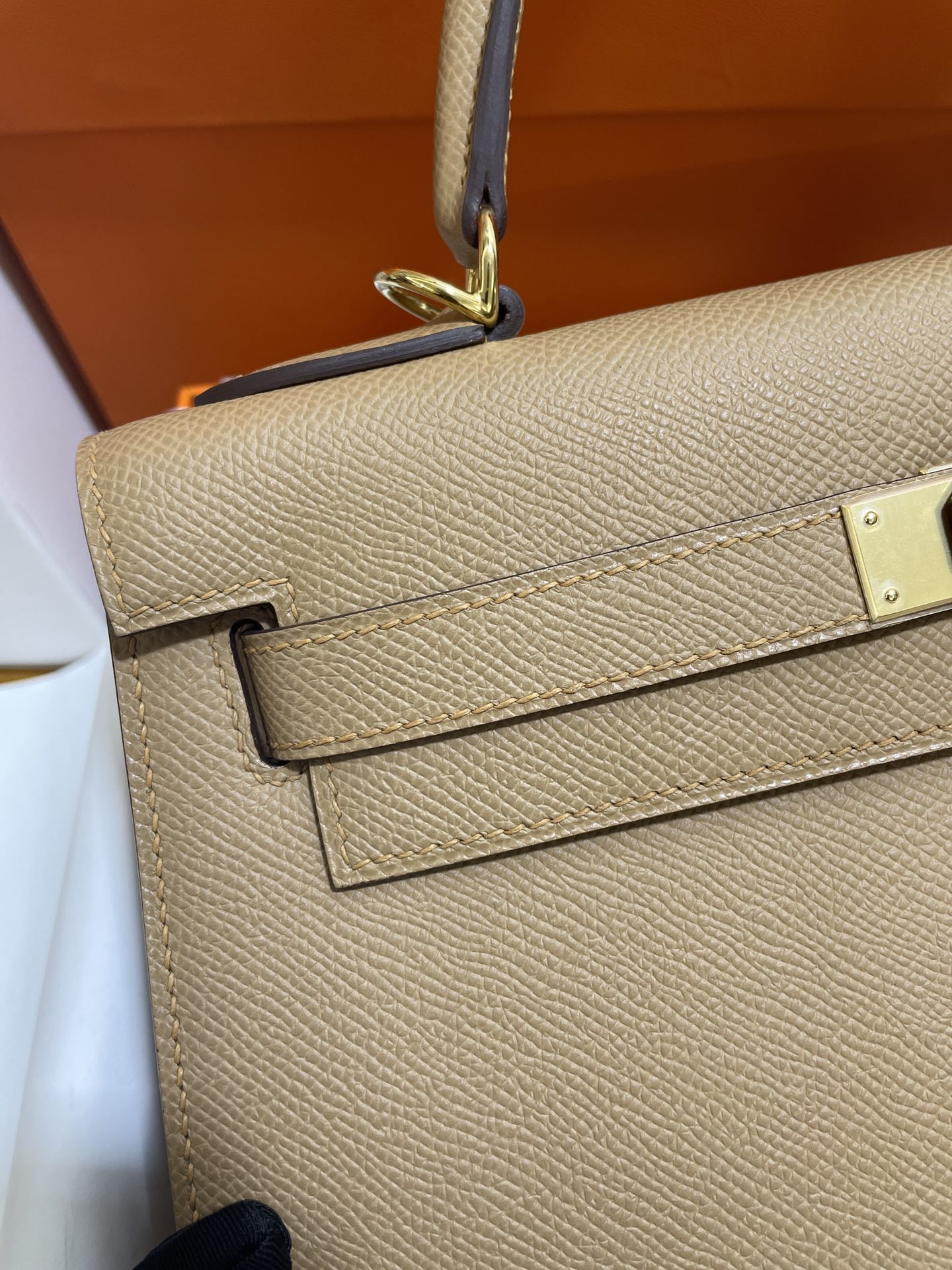 Hermès（爱马仕）kelly 凯莉包 epsom 0M 奶茶色 金扣 28cm