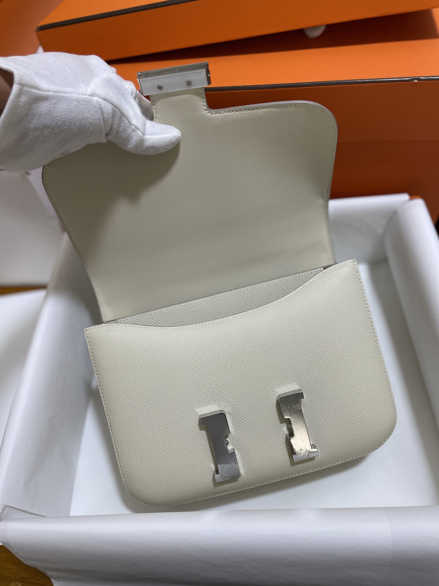 Hermès（爱马仕）Constance 康康 epsom 奶昔白 银扣 24cm