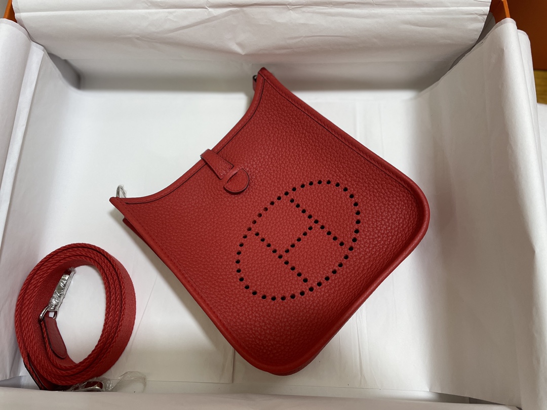 Hermès（爱马仕）Mini Evelyne 伊芙琳 TC 心红色 银扣 17cm