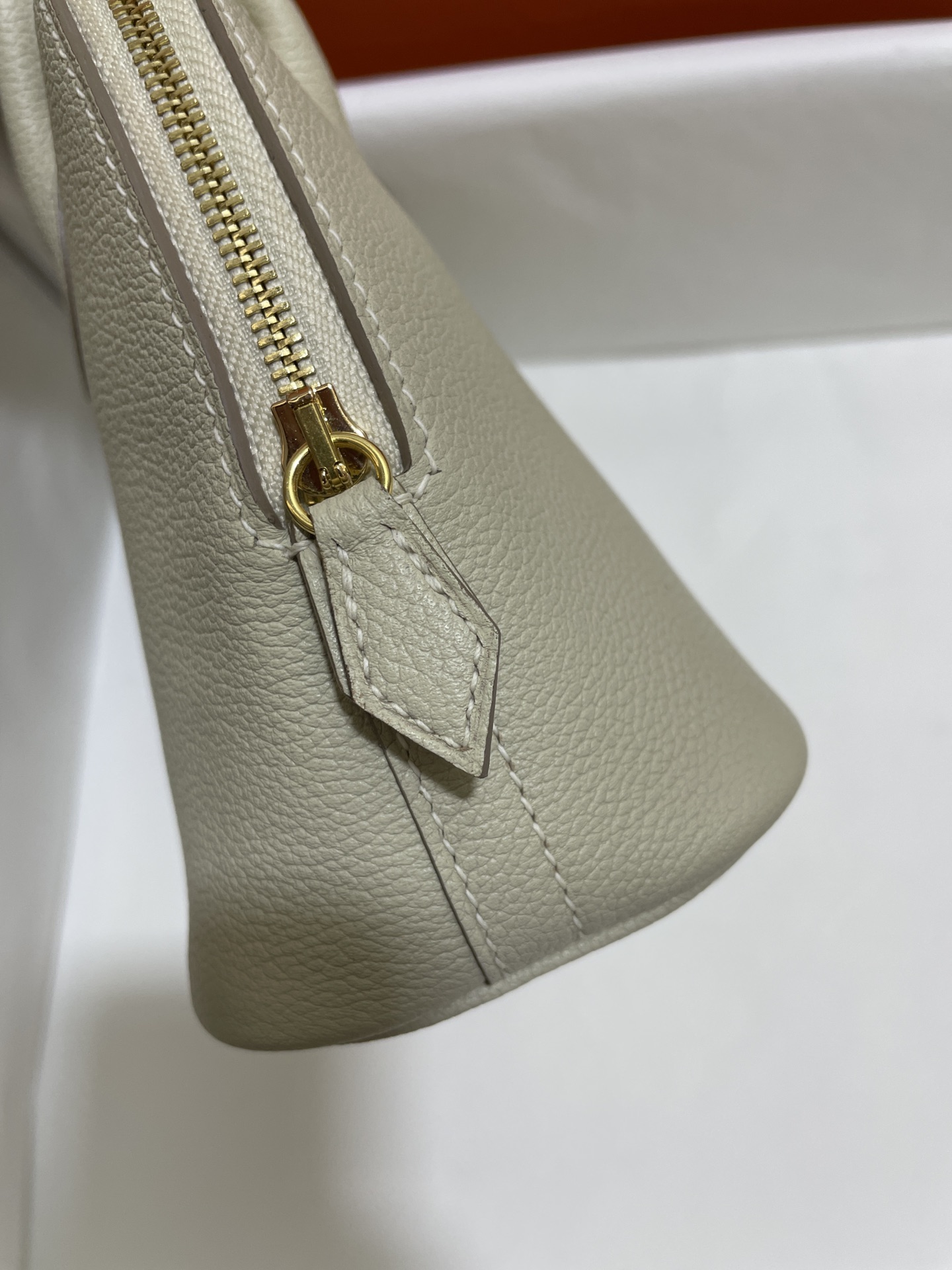 Hermès（爱马仕）Mini Bolide 迷你保龄球包 Evercolor 奶昔白 金扣 19cm