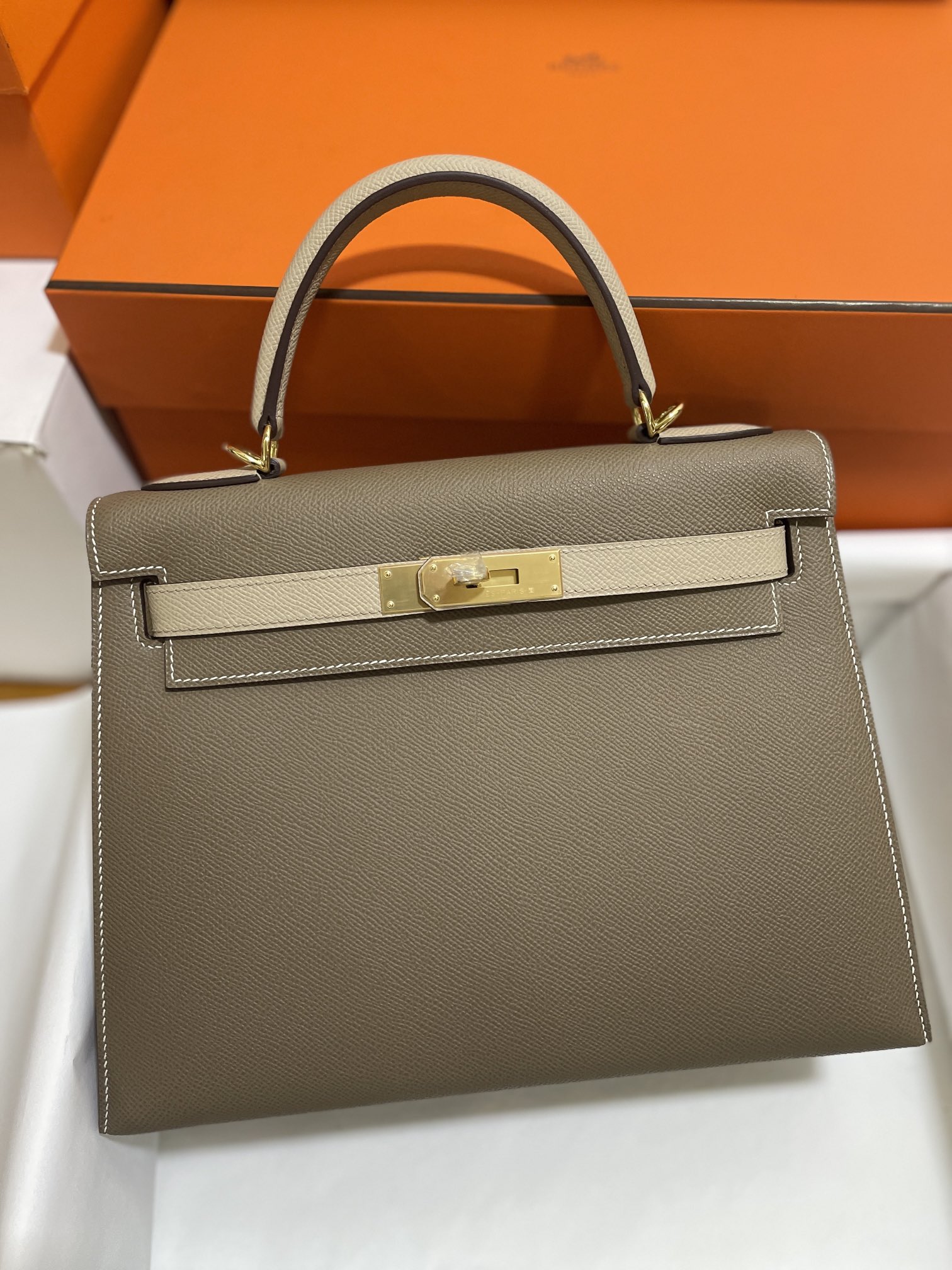 Hermès（爱马仕）kelly 凯莉包 epsom 大象灰 拼 风衣灰 金扣 28cm