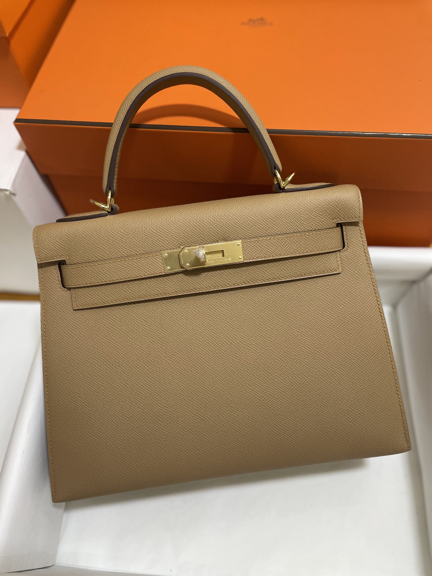 Hermès（爱马仕）kelly 凯莉包 epsom 0M 奶茶色 金扣 28cm