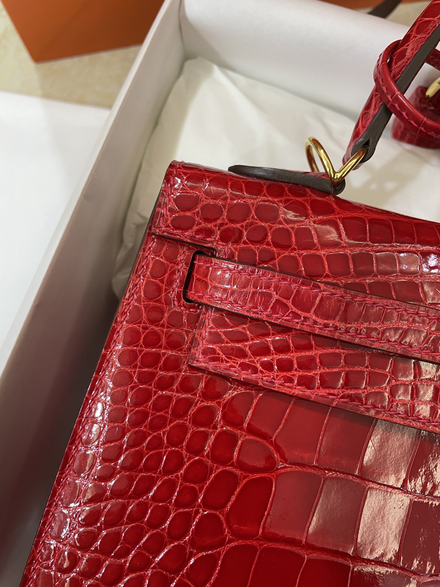 Hermès（爱马仕）Kelly 凯莉包 亮面美洲鳄 法拉利红 金扣 25cm