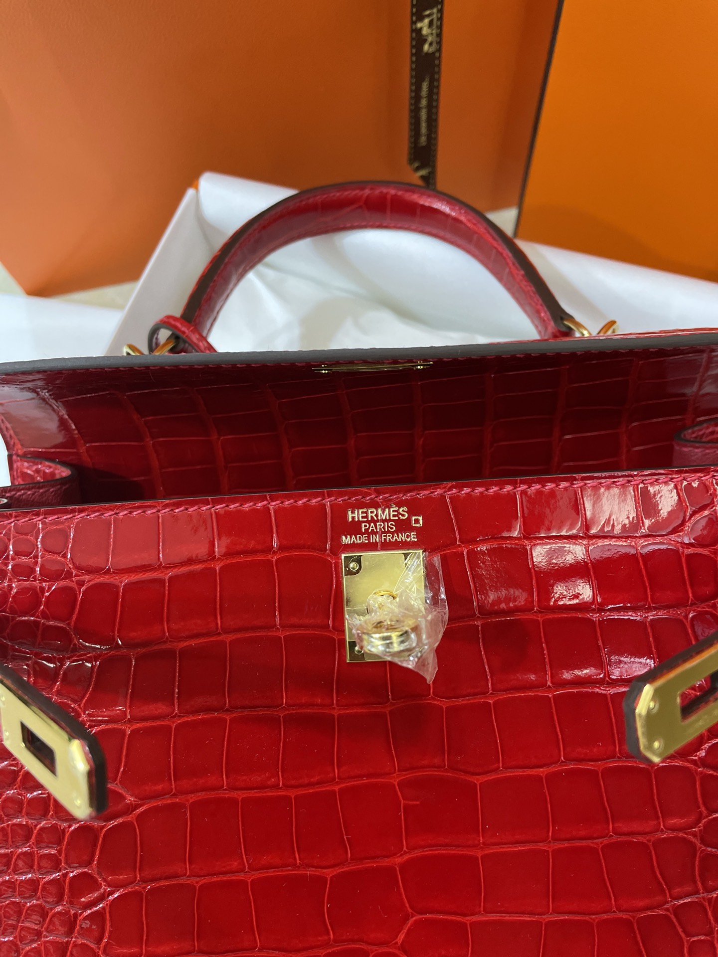 Hermès（爱马仕）Kelly 凯莉包 亮面美洲鳄 法拉利红 金扣 25cm