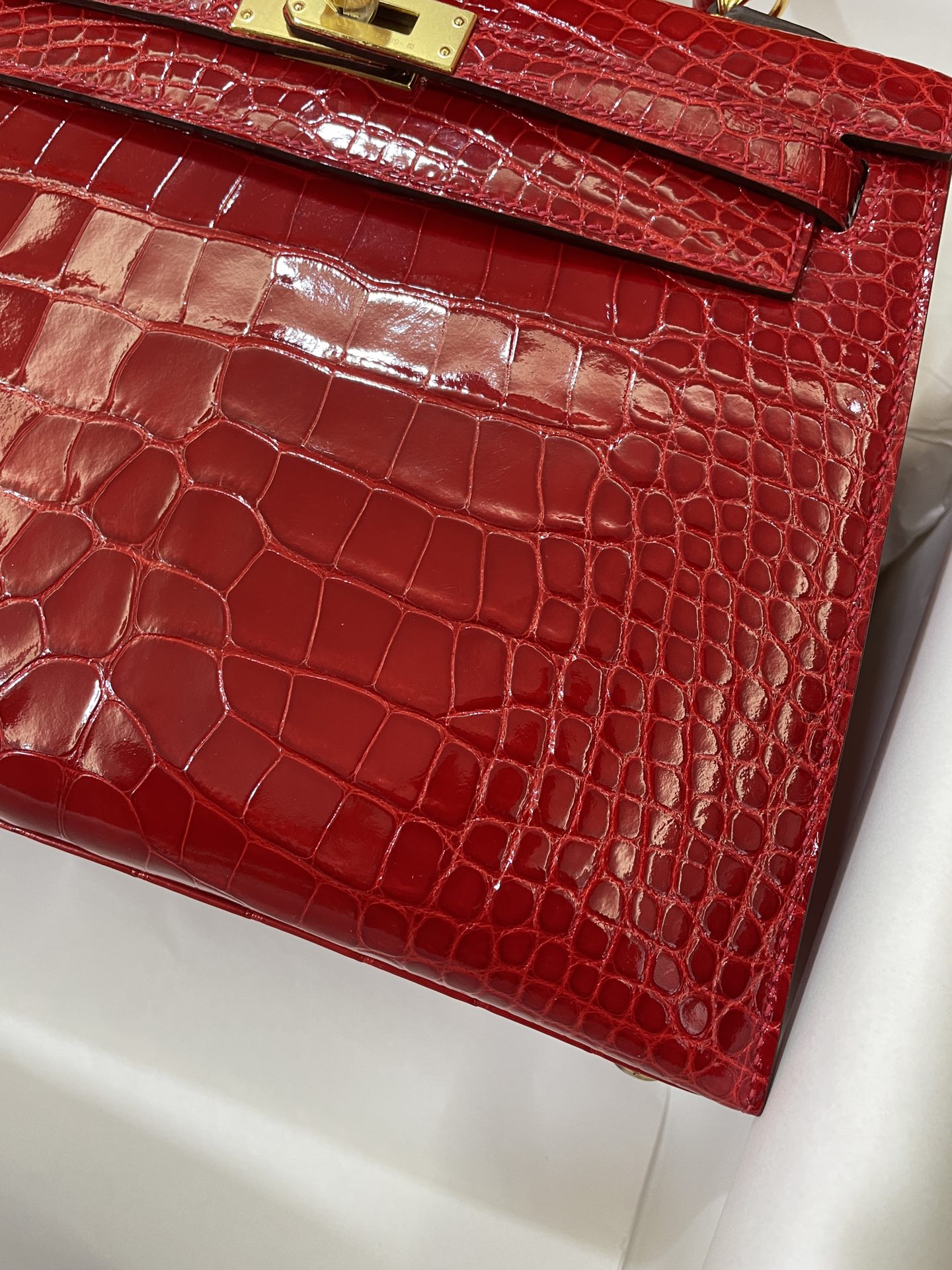 Hermès（爱马仕）Kelly 凯莉包 亮面美洲鳄 法拉利红 金扣 25cm
