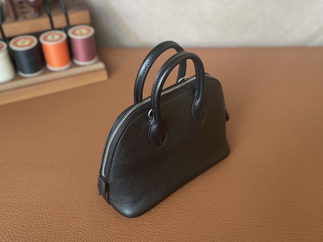 Hermès（爱马仕） Mini Bolide Chevre 山羊皮 黑色 银扣 19cm