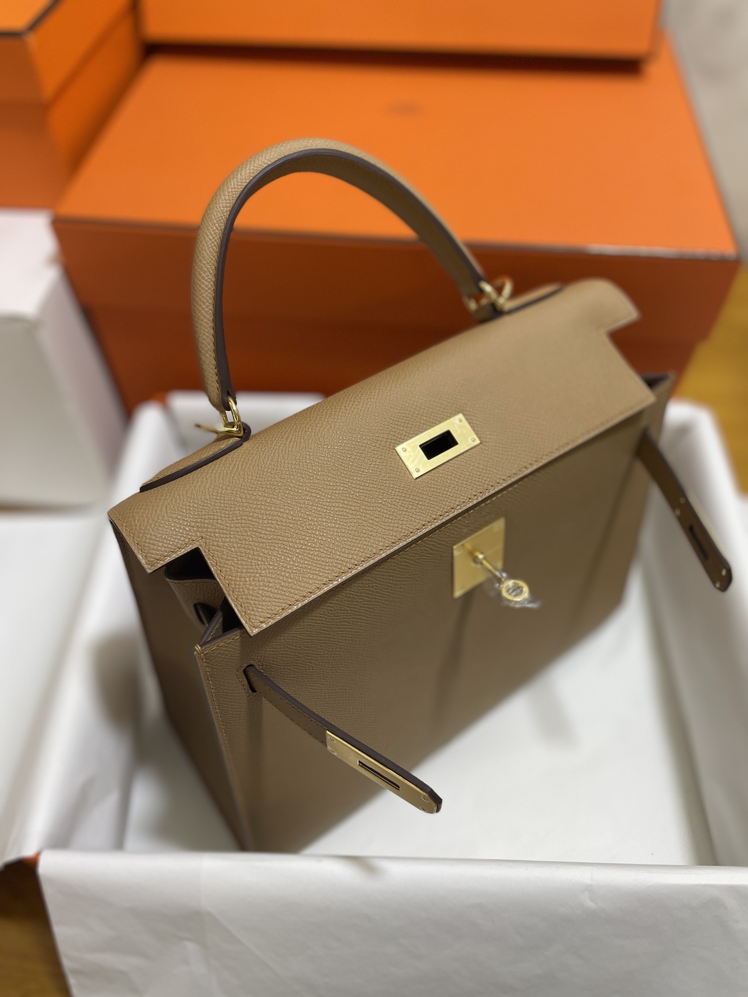 Hermès（爱马仕）kelly 凯莉包 epsom 0M 奶茶色 金扣 28cm