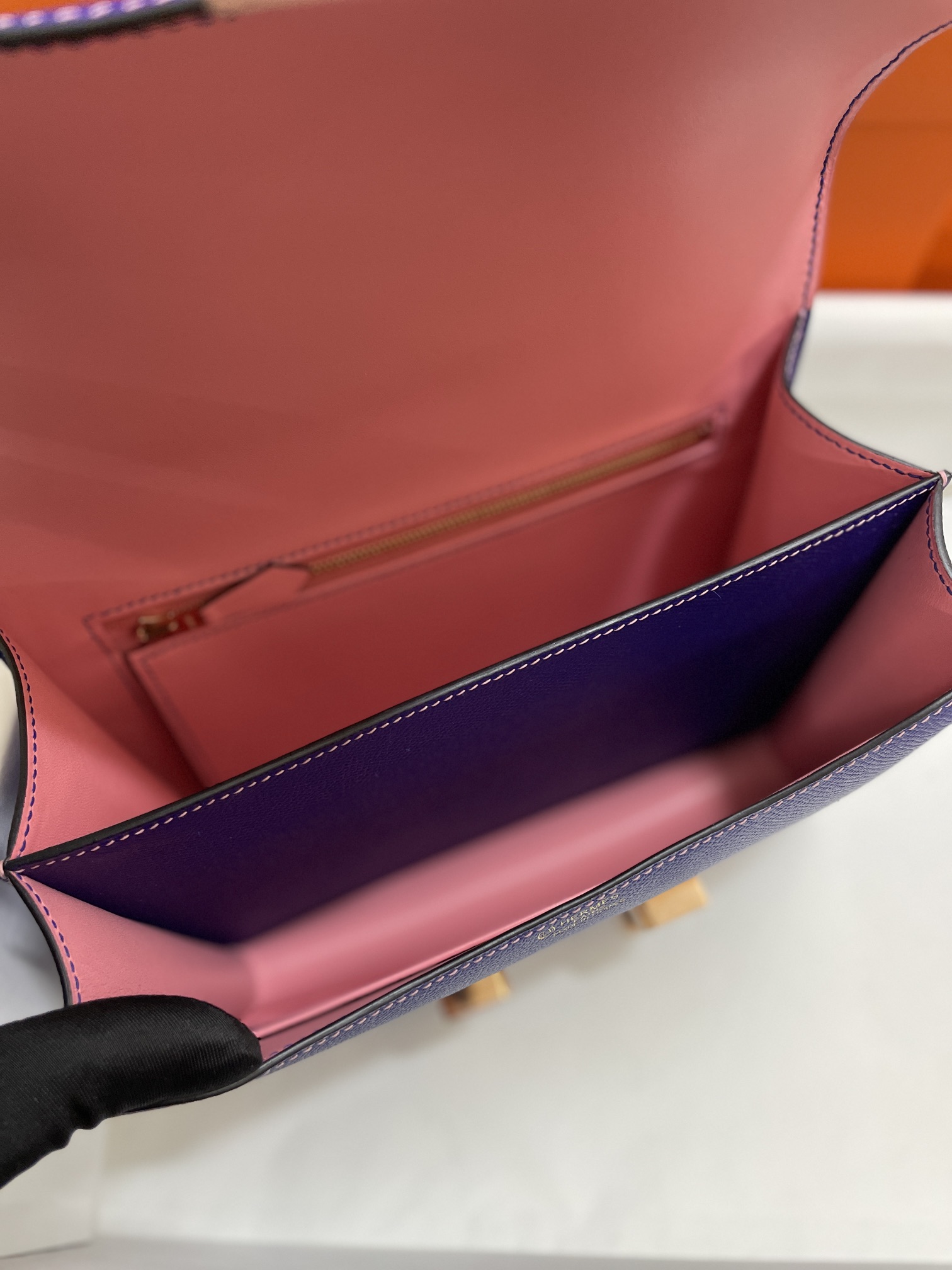 Hermès（爱马仕）Constance 康康 Epsom 电光蓝 内拼 奶昔粉 金扣 24cm