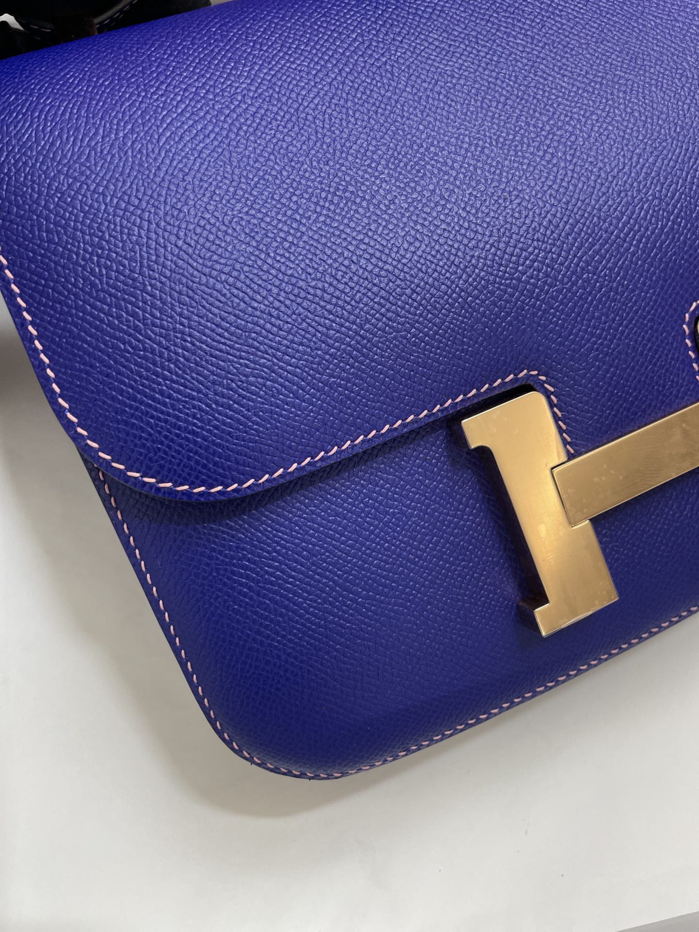 Hermès（爱马仕）Constance 康康 Epsom 电光蓝 内拼 奶昔粉 金扣 24cm